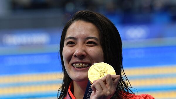 Юи Охаси (Япония), завоевавшая золотую медаль на дистанции 400 метров комплексом среди женщин на XXXII Олимпийских играх в Токио, на церемонии награждения.