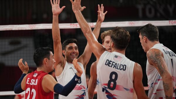 Игроки сборной США радуются забитому мячу в матче по волейболу