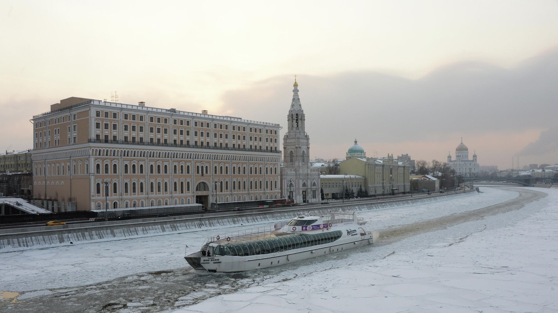 Комплекс Кокоревское подворье (гостиница В.А. Кокорева), колокольня церкви Софии Премудрости Божией в Средних Садовниках - РИА Новости, 1920, 28.07.2021