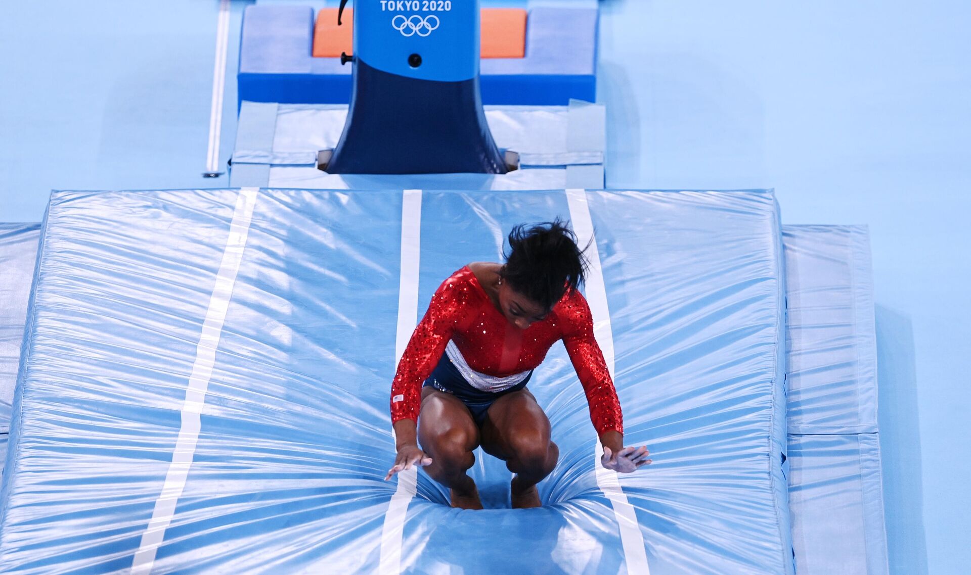Симона Байлз (США) выполняет опорный прыжок в командном многоборье среди женщин на соревнованиях по спортивной гимнастике на XXXII летних Олимпийских играх в Токио. - РИА Новости, 1920, 18.10.2021
