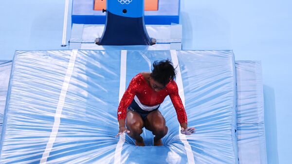 Симона Байлз (США) выполняет опорный прыжок в командном многоборье среди женщин на соревнованиях по спортивной гимнастике на XXXII летних Олимпийских играх в Токио.