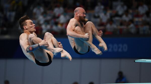 Российские спортсмены, члены сборной России (команда ОКР) Евгений Кузнецов и Никита Шлейхер в финале соревнований по синхронным прыжкам в воду с трамплина 3 метра среди мужчин на XXXII летних Олимпийских играх.