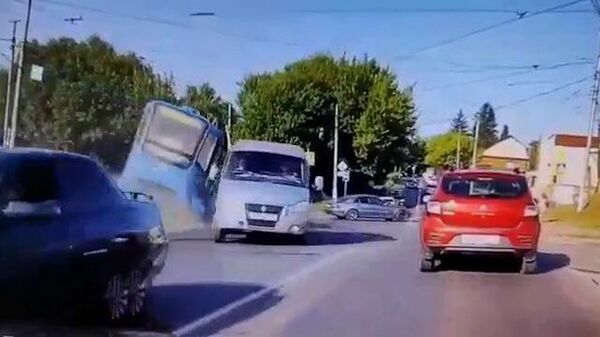 Трамвай сошел с рельсов в Курске. Кадры с видеорегистратора