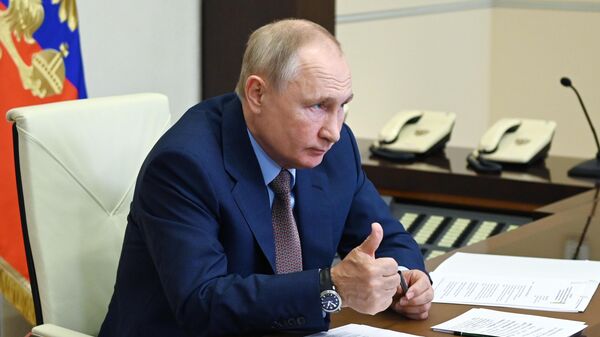 Президент РФ Владимир Путин в режиме видеоконференции принимает участие в церемонии запуска железнодорожного движения по второму Байкальскому тоннелю