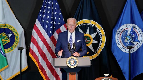Президент США Джо Байден во время визита в офис директора Национальной разведки