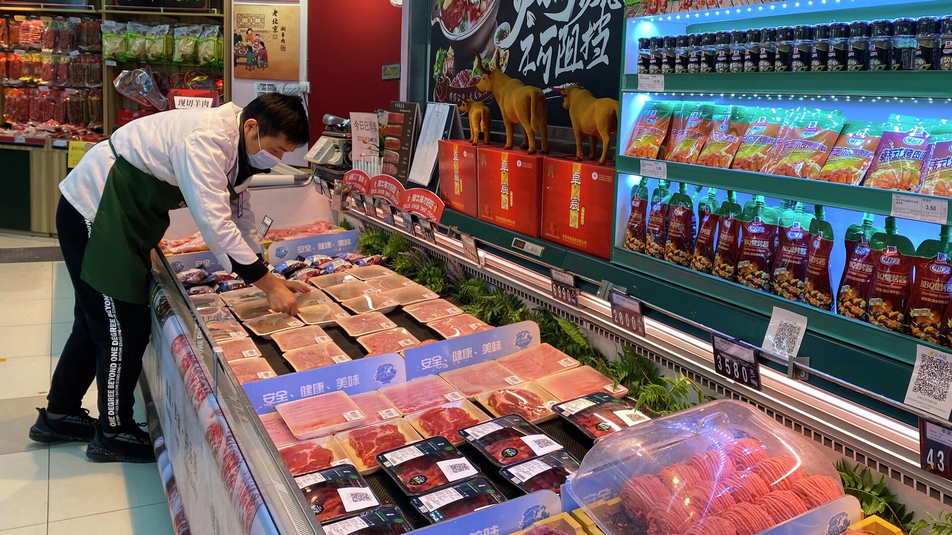 Прилавок с мясом в супермаркете в Пекине  - РИА Новости, 1920, 08.06.2022