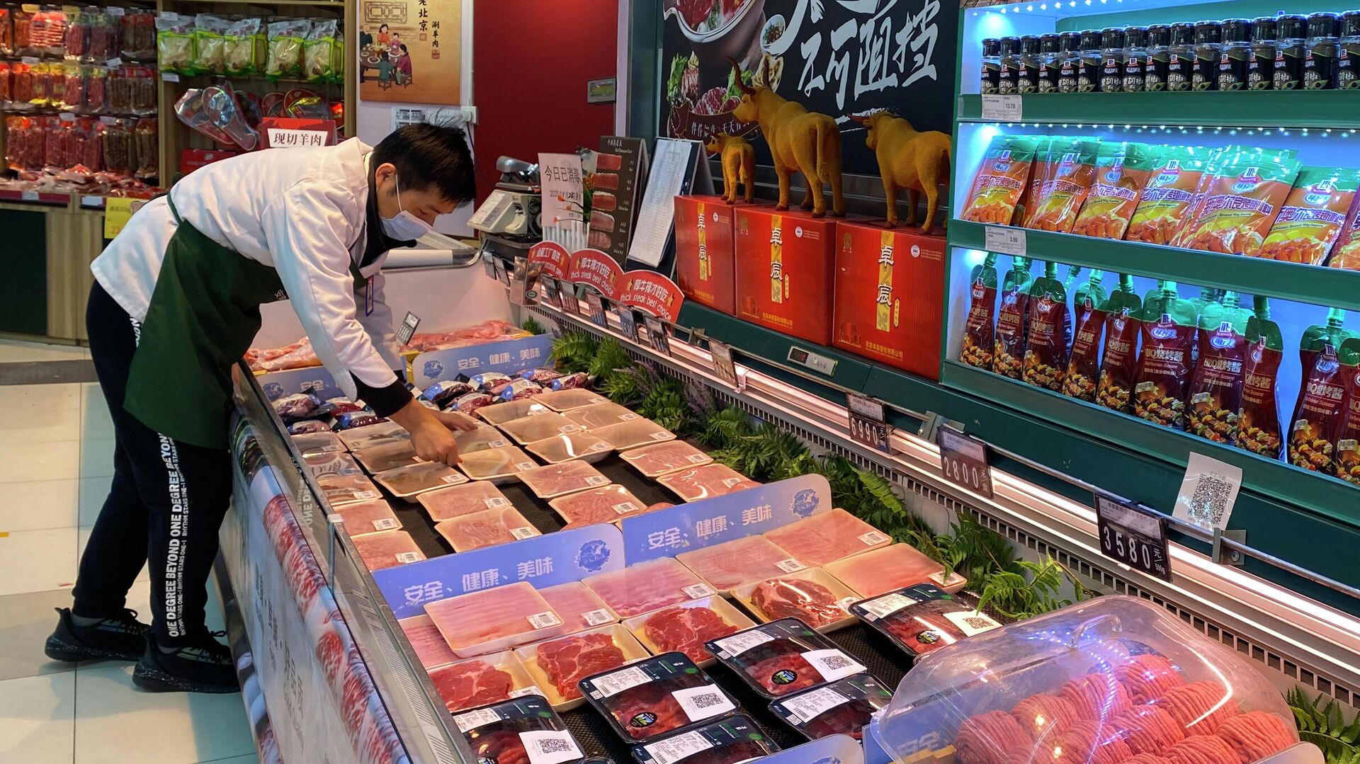 Прилавок с мясом в супермаркете в Пекине  - РИА Новости, 1920, 08.06.2022