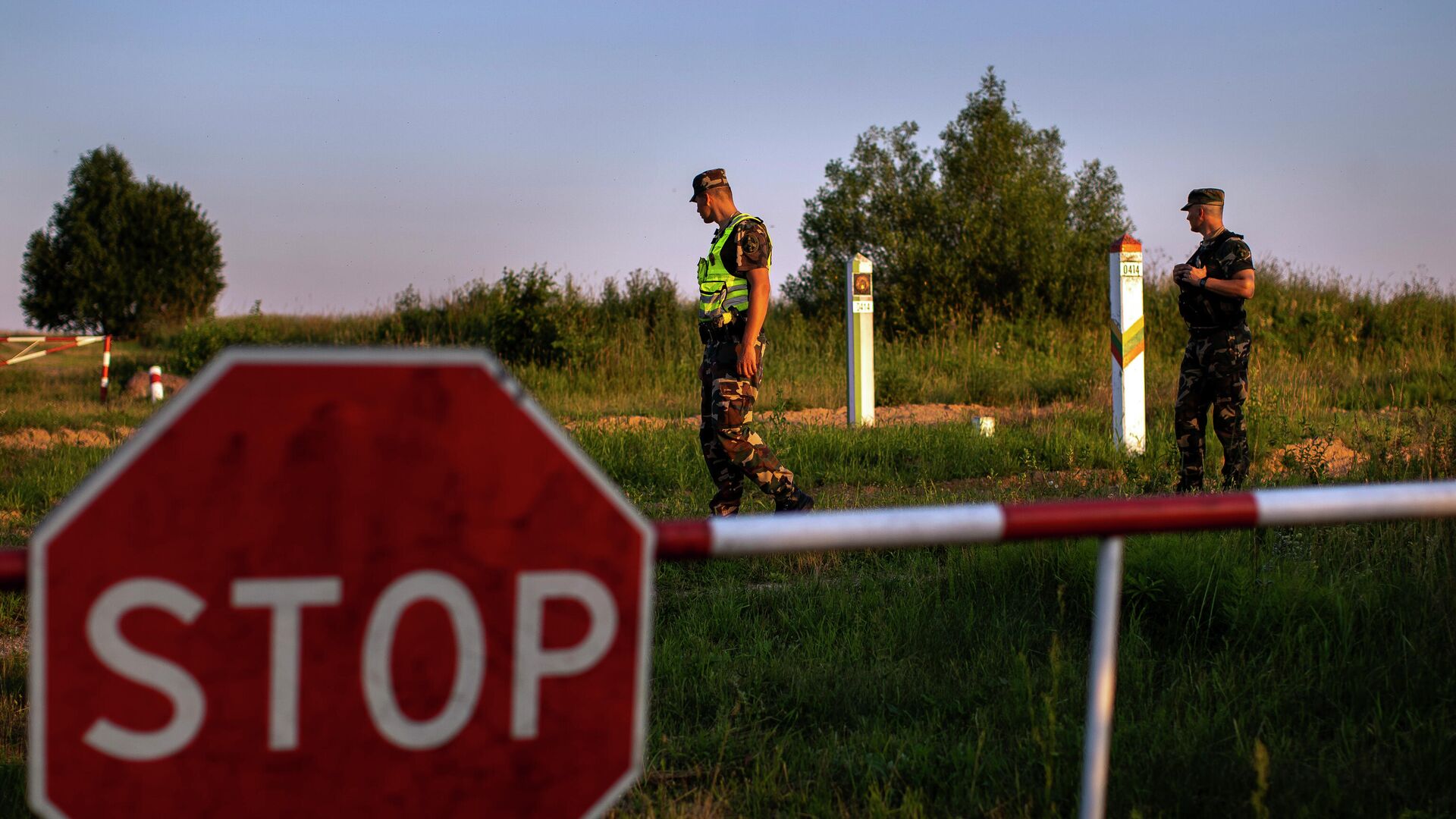 Литовские пограничники патрулируют участок на границе с Белоруссией - РИА Новости, 1920, 04.08.2021