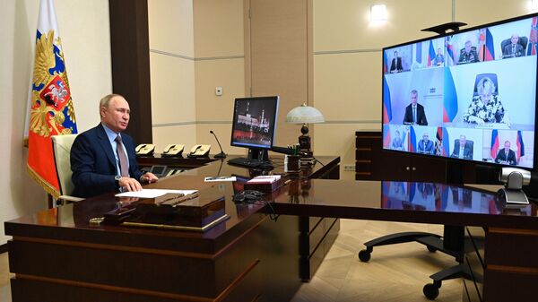 Президент РФ Владимир Путин проводит оперативное совещание с постоянными членами Совета безопасности