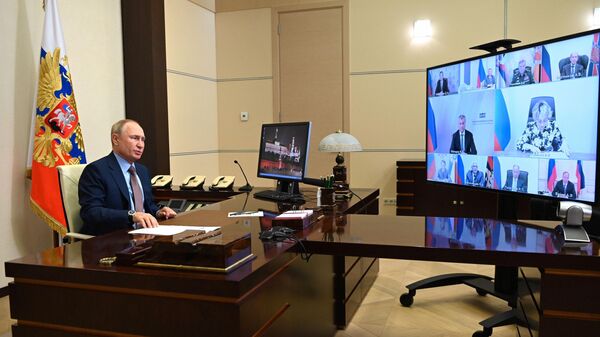 Владимир Путин проводит оперативное совещание с постоянными членами Совета безопасности РФ в режиме видеоконференции.