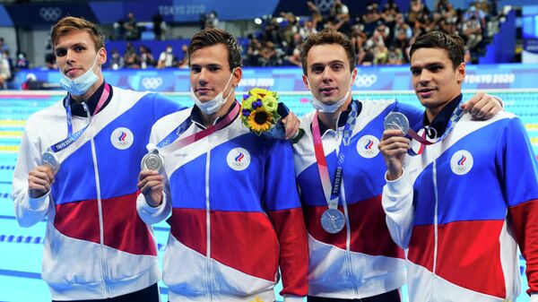 Российские пловцы на церемонии награждения олимпийскими медалями