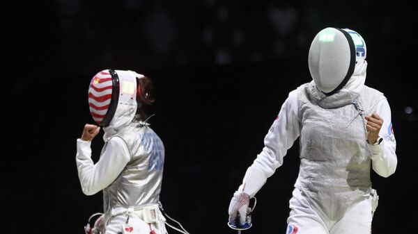 Российская рапиристка Аделина Загитуллина (справа) на Олимпийских играх в Токио