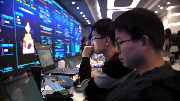 Рабочие во время работы за компьютерами в Пекине