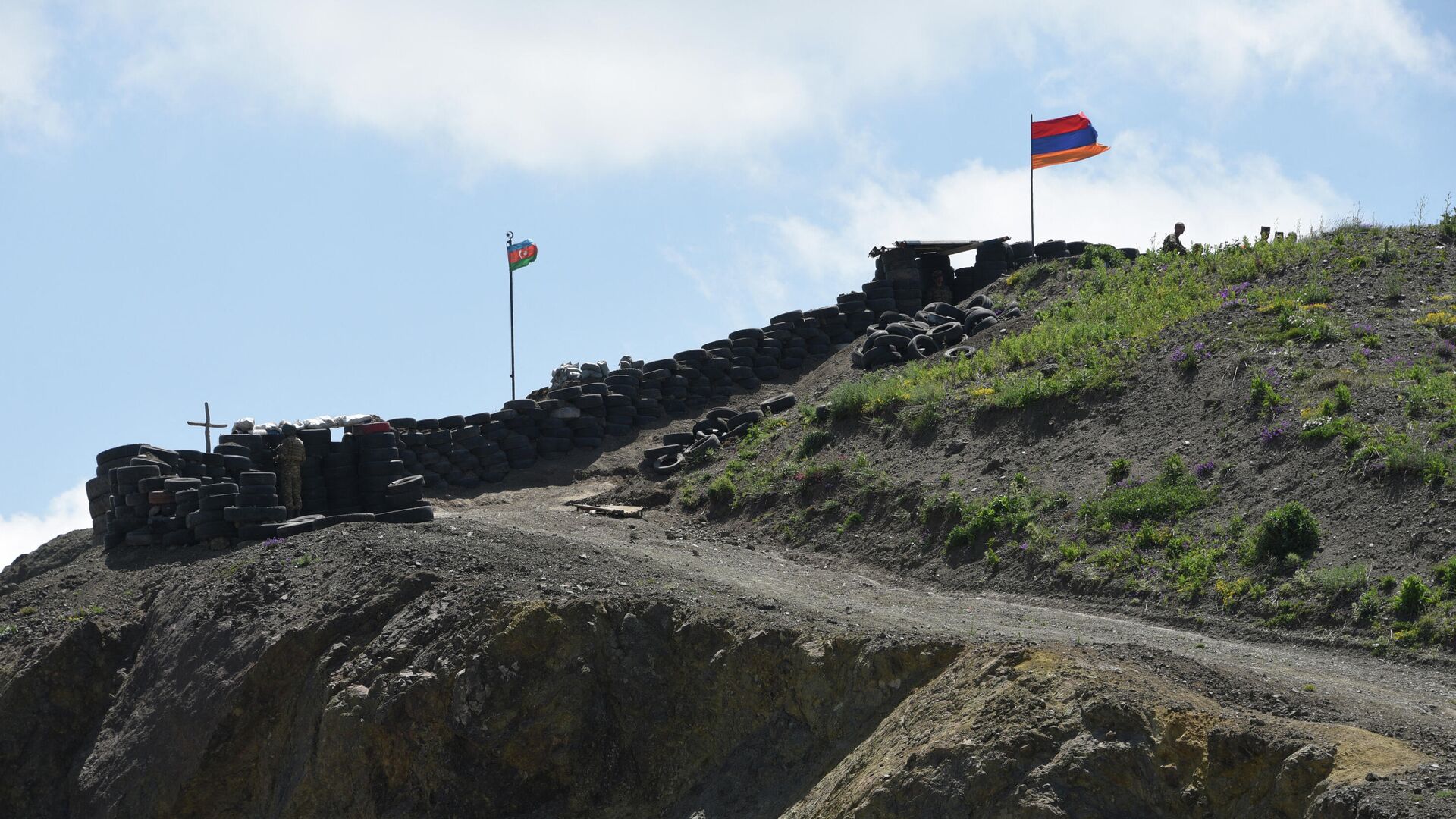 Флаги Армении и Азербайджана на границе между странами - РИА Новости, 1920, 29.07.2021