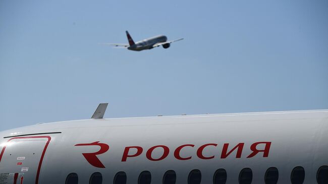 Самолет авиакомпании Россия  в аэропорту Шереметьево