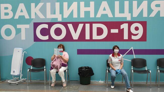 Посетители в центре вакцинации от COVID-19 в Гостином дворе в Москве