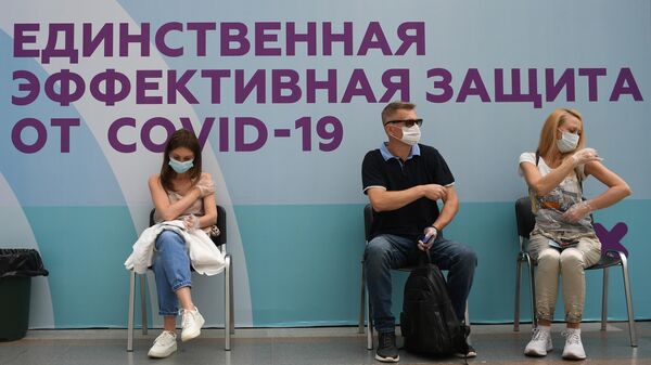 Посетители в центре вакцинации от COVID-19 в Гостином дворе в Москве