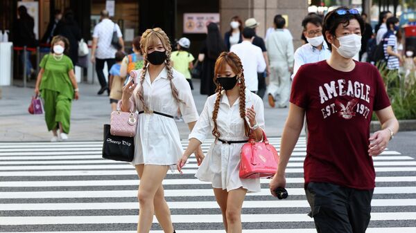 Люди переходят дорогу в Токио