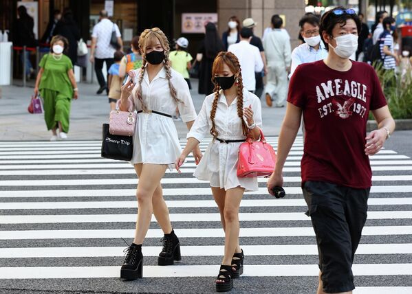 Люди переходят дорогу в Токио