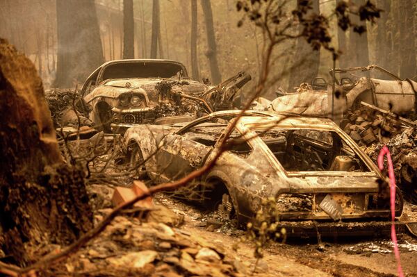 Автомобили после пожара в районе Индиан-Фолс округа Плумас, штат Калифорния
