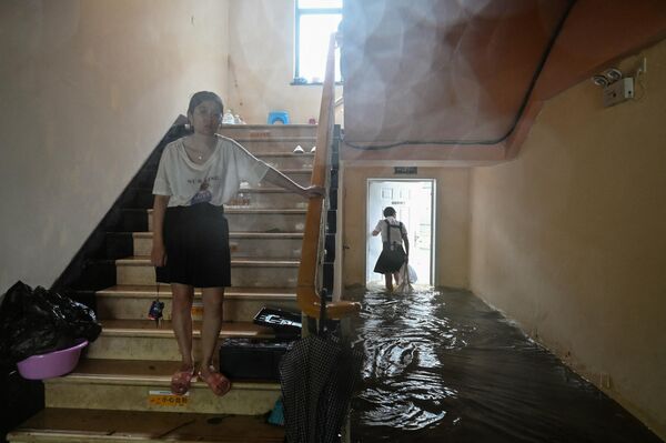 Люди в затопленном отеле в Нинбо, провинция Чжэцзян на востоке Китая