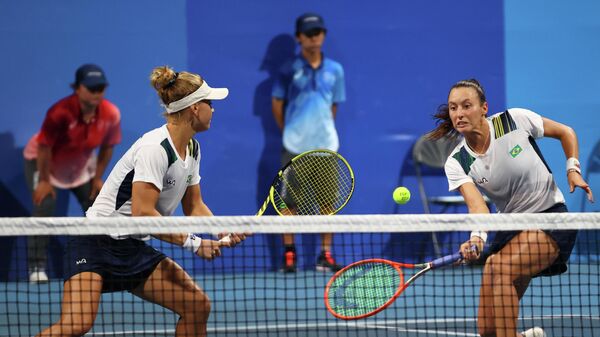 Бразильские теннисистки Лаура Пигосси и Луиза Стефани на Олимпийских играх в Токио