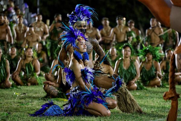 Танцоры принимают участие в шоу во время визита президента Франции Эммануэля Макрона в Атуону на Хива-Оа, Французская Полинезия