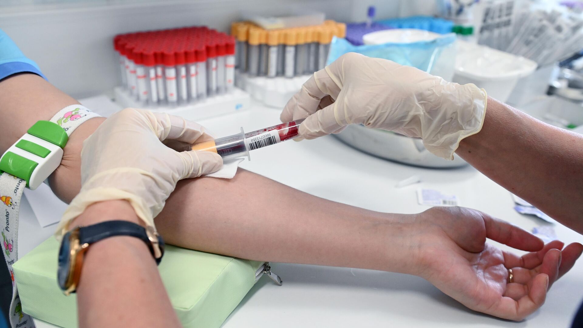 Медицинский работник проводит забор крови на антитела к коронавирусу COVID-19 - РИА Новости, 1920, 14.09.2021
