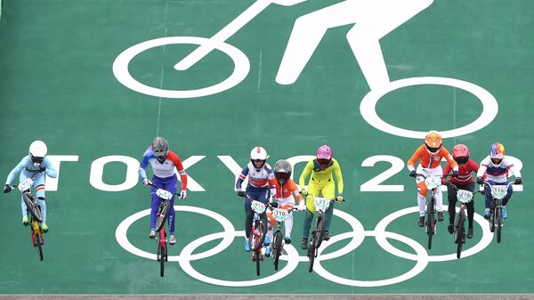 Велогонщицы во время гонки BMX-рейс на Олимпийских играх в Токио