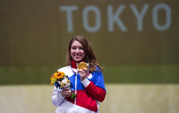 Российская спортсменка Виталина Бацарашкина, завоевавшая золотую медаль в соревнованиях по стрельбе из пневматического пистолета с 25 метров среди женщин на XXXII летних Олимпийских играх в Токио