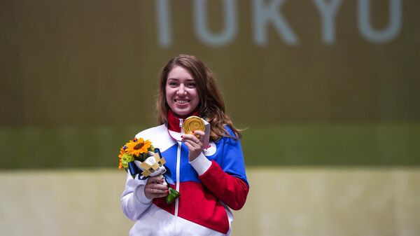 Российская спортсменка Виталина Бацарашкина, завоевавшая золотую медаль в соревнованиях по стрельбе из пневматического пистолета с 25 метров среди женщин на XXXII летних Олимпийских играх в Токио