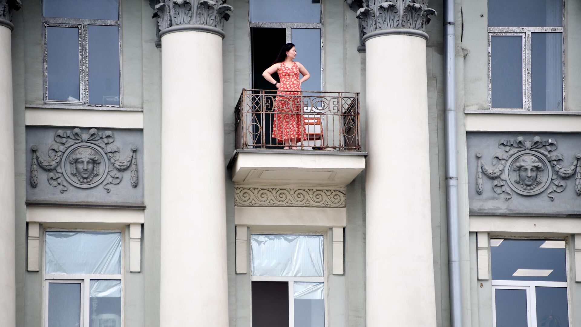 Девушка на балконе жилого дома в Москве - РИА Новости, 1920, 30.07.2021
