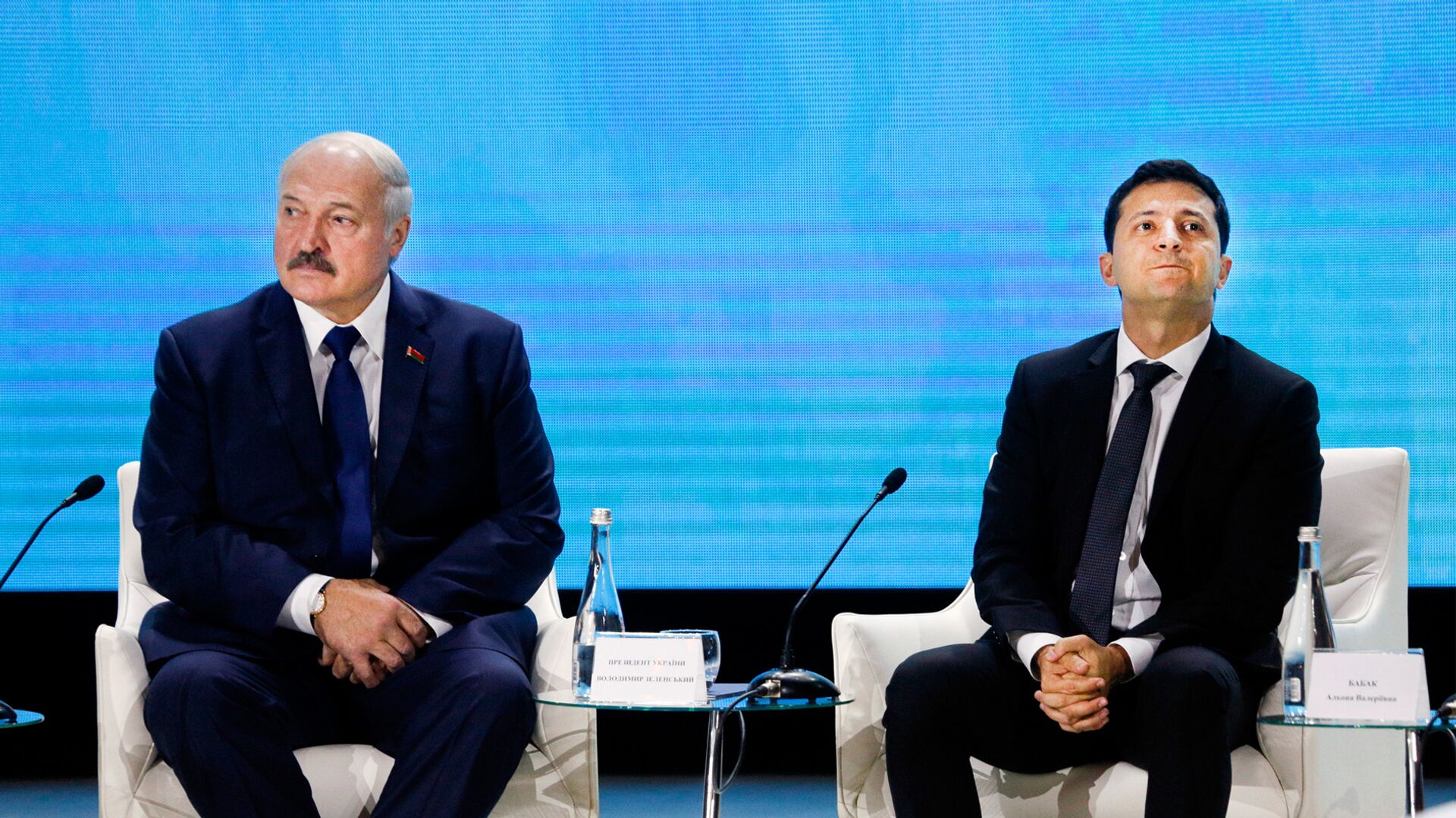 Президент Беларуси Александр Лукашенко и президент Украины Владимир Зеленский на форуме Украина Беларусь Президент Беларуси Александр Лукашенко и президент Украины Владимир Зеленский на форуме Украина Беларусь - РИА Новости, 1920, 06.12.2021