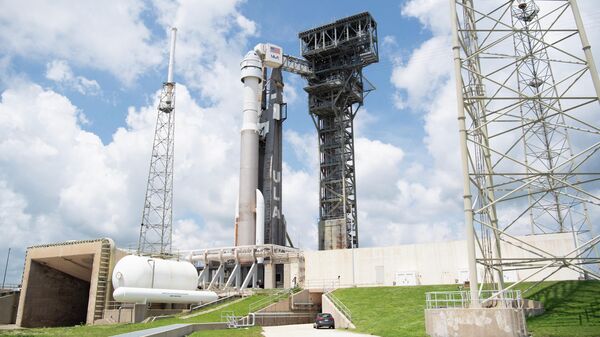 Ракета United Launch Alliance Atlas V с космическим кораблем Boeing CST-100 Starliner на борту на стартовой площадке космического стартового комплекса