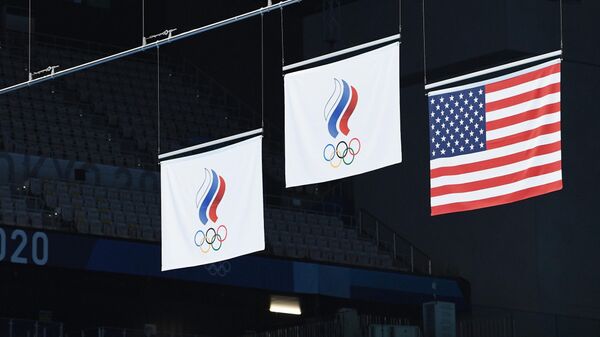 Флаги Олимпийского комитета России (ОКР) и США на Олимпиаде-2020 в Токио