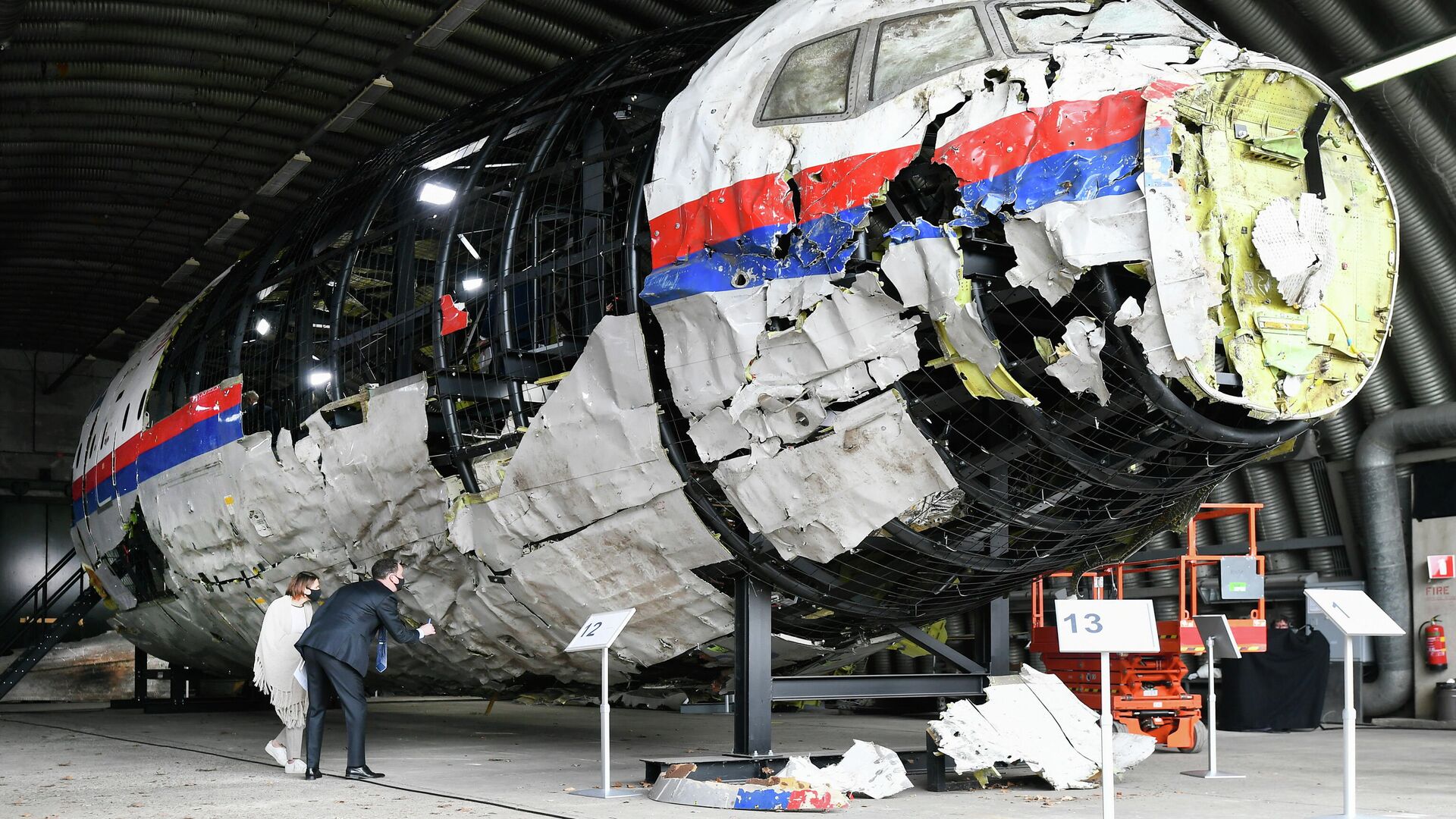 Реконструированные обломки рейса MH17 авиакомпании Malaysia Airlines на авиабазе Гильзе-Рейен, Нидерланды - РИА Новости, 1920, 30.07.2021