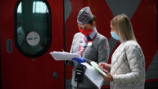 Проводник фирменного поезда Янтарь, следующего из Калининграда в Москву