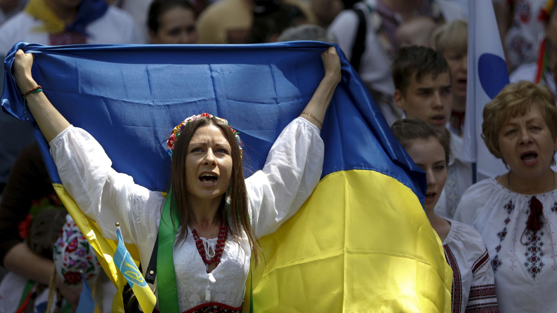 Женщина в вышиванке с украинским флагом на марше в Киеве, Украина - РИА Новости, 1920, 21.08.2021