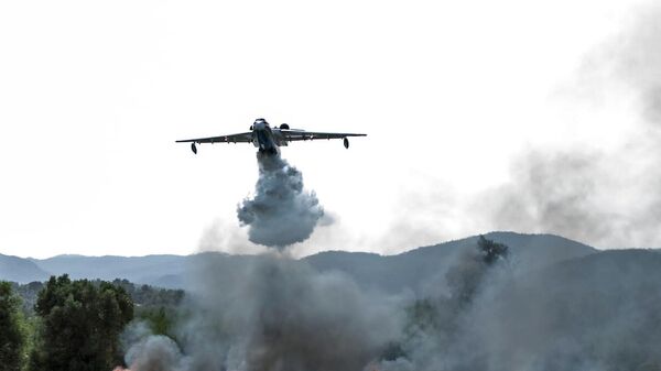 Российский самолет-амфибия Бе-200 тушит лесной пожар