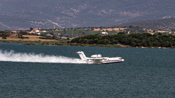 Российский самолет-амфибия Бе-200 набирает воду для тушения лесных пожаров в Турции