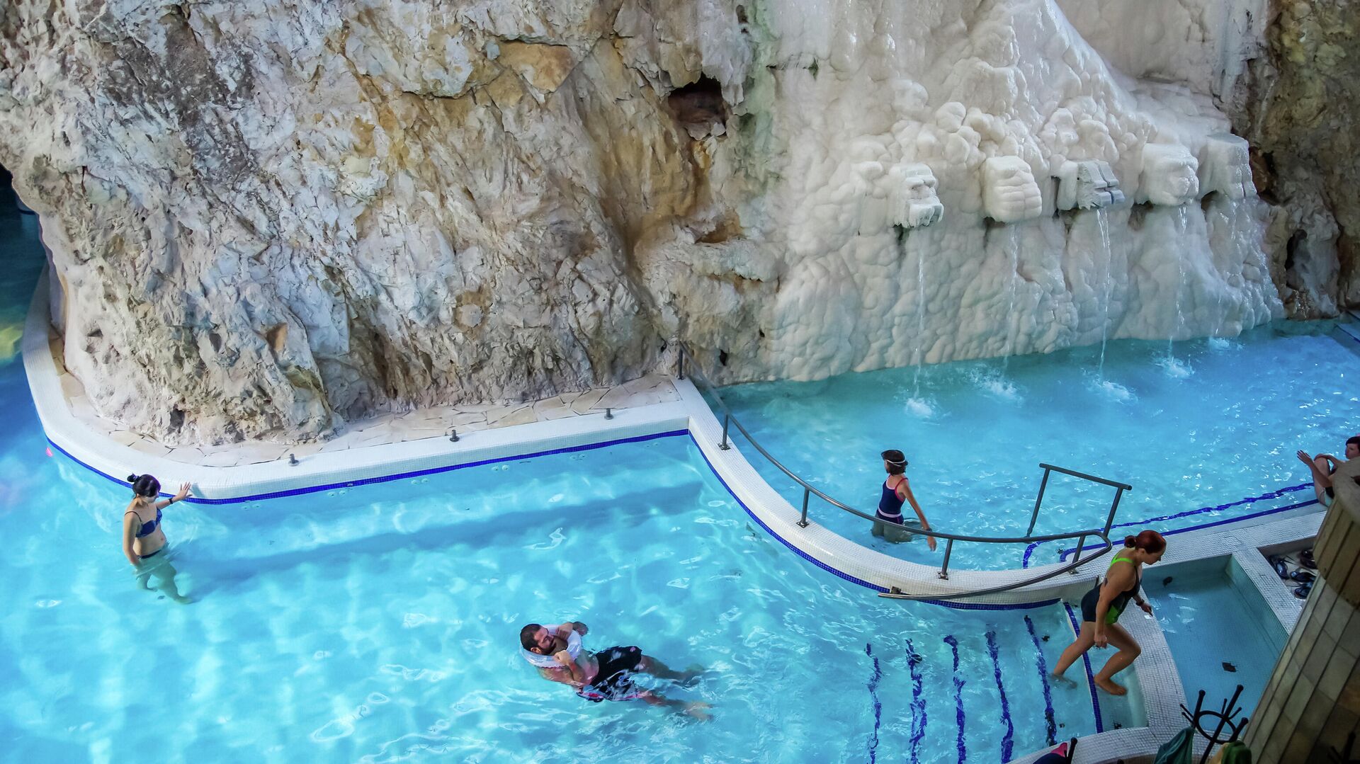 Пещерная купальня — термальные ванны в естественной пещере на курорте Мишкольц-Тапольца - РИА Новости, 1920, 12.08.2021