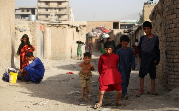 Дети на одной из улиц Кабула во временном лагере для пострадавших в результате боевых действий 