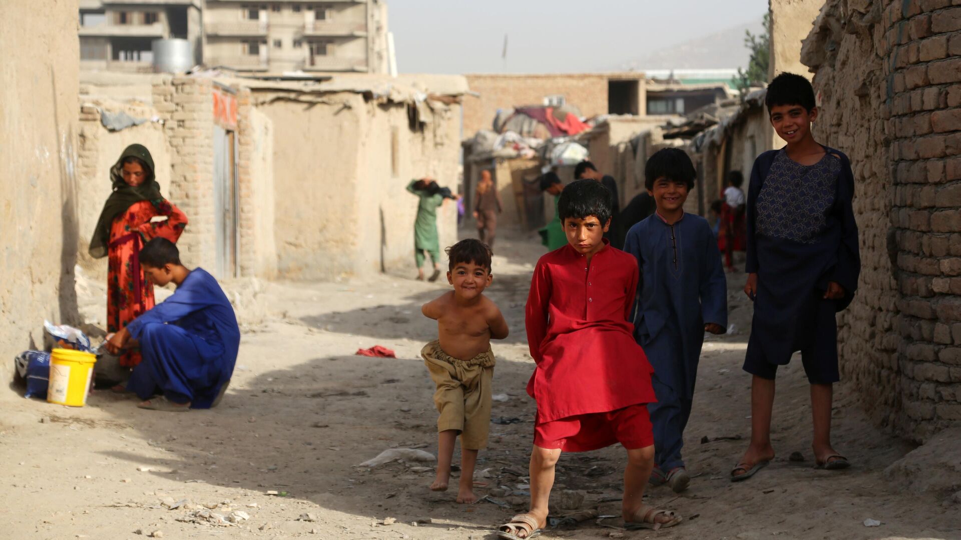 Дети на одной из улиц Кабула во временном лагере для пострадавших в результате боевых действий  - РИА Новости, 1920, 06.08.2021