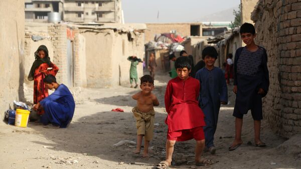 Дети на одной из улиц Кабула во временном лагере для пострадавших в результате боевых действий 