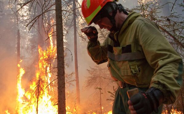 Сотрудник Авиалесоохраны во время тушения лесного пожара в Якутии