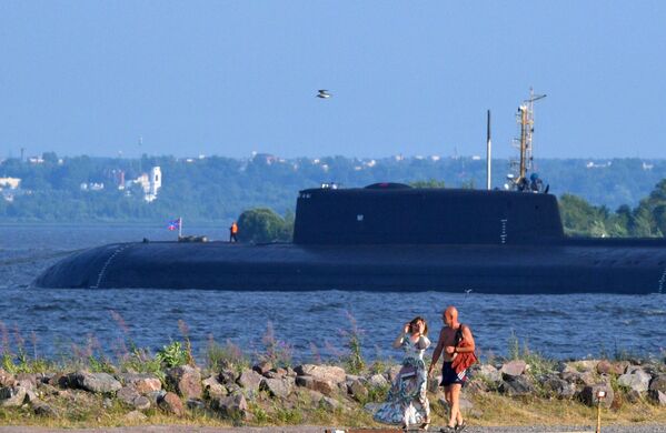 Подводная лодка Орел на рейде в Кронштадте в преддверии Дня ВМФ