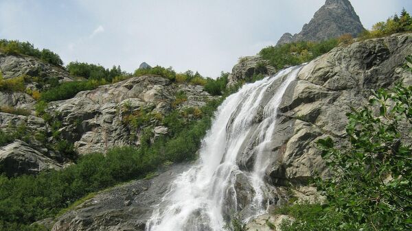 Алибекский водопад в окрестностях Домбая в Тебердинском заповеднике