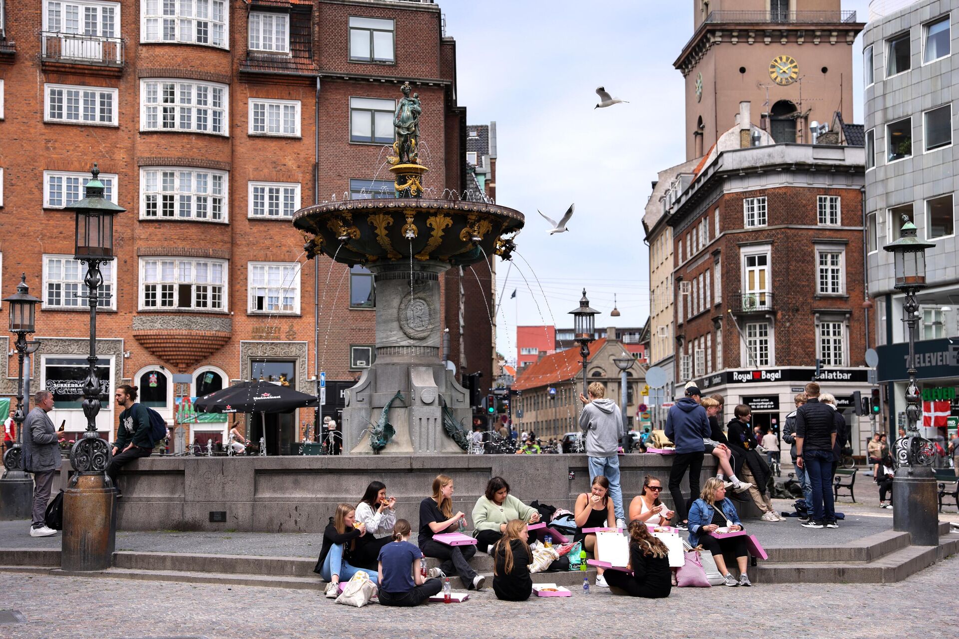 Фонтан Каритас (фонтан Милосердия) на площади Гаммельторв в Копенгагене - РИА Новости, 1920, 31.07.2021