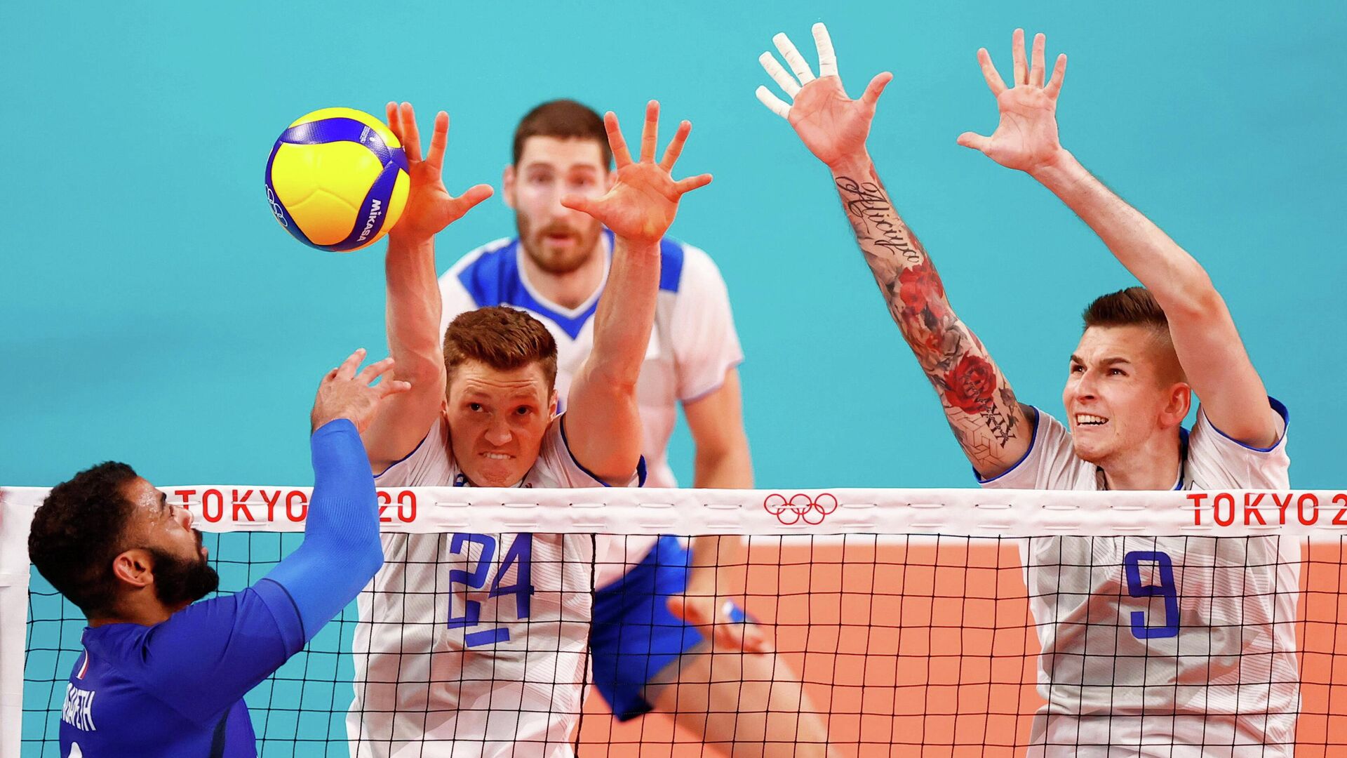 Tokyo 2020 Olympics - Volleyball - Men's Pool B - The Russian Olympic Committee v France - Ariake Arena, Tokyo, Japan – July 30, 2021. Earvin Ngapeth of France in action with Igor Kobzar of the Russian Olympic Committee and Ivan Iakovlev of the Russian Olympic Committee. REUTERS/Carlos Garcia Rawlins - РИА Новости, 1920, 30.07.2021