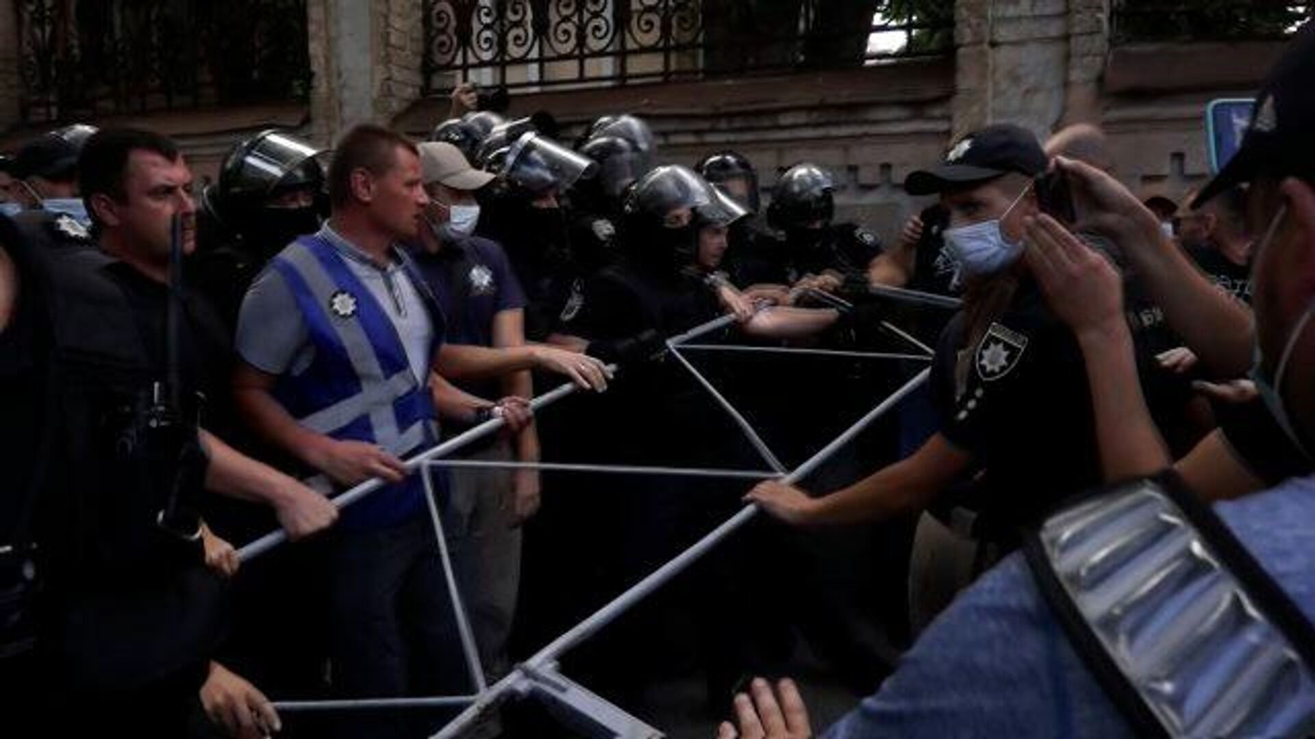 Полиция оттеснила противников акции ЛГБТ у офиса президента в Киеве - РИА Новости, 1920, 30.07.2021